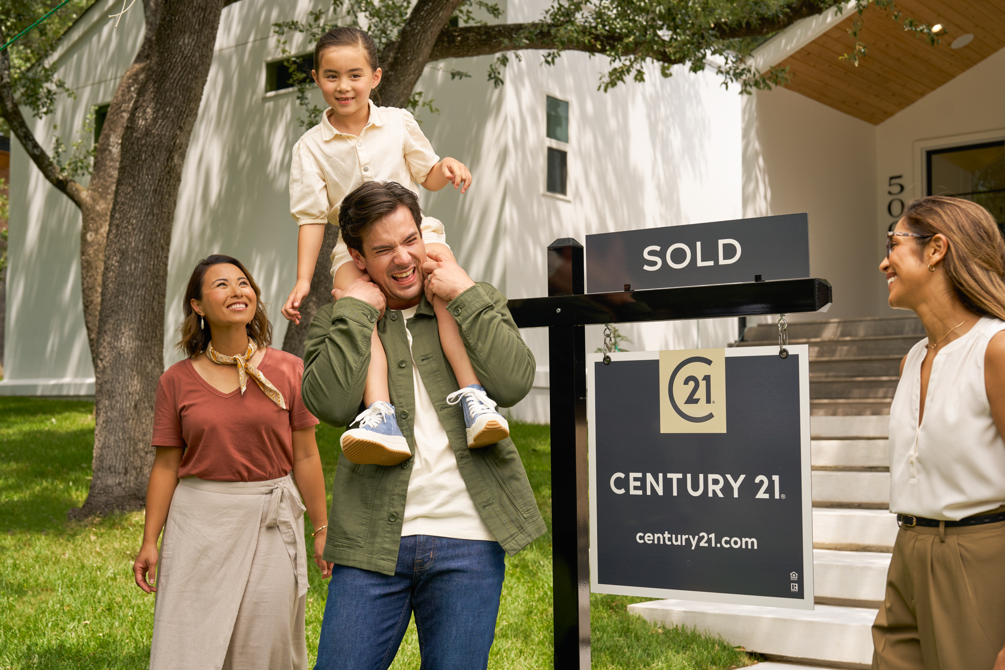 C21_Stills_Exterior_Agent&Family2_081524 (1)