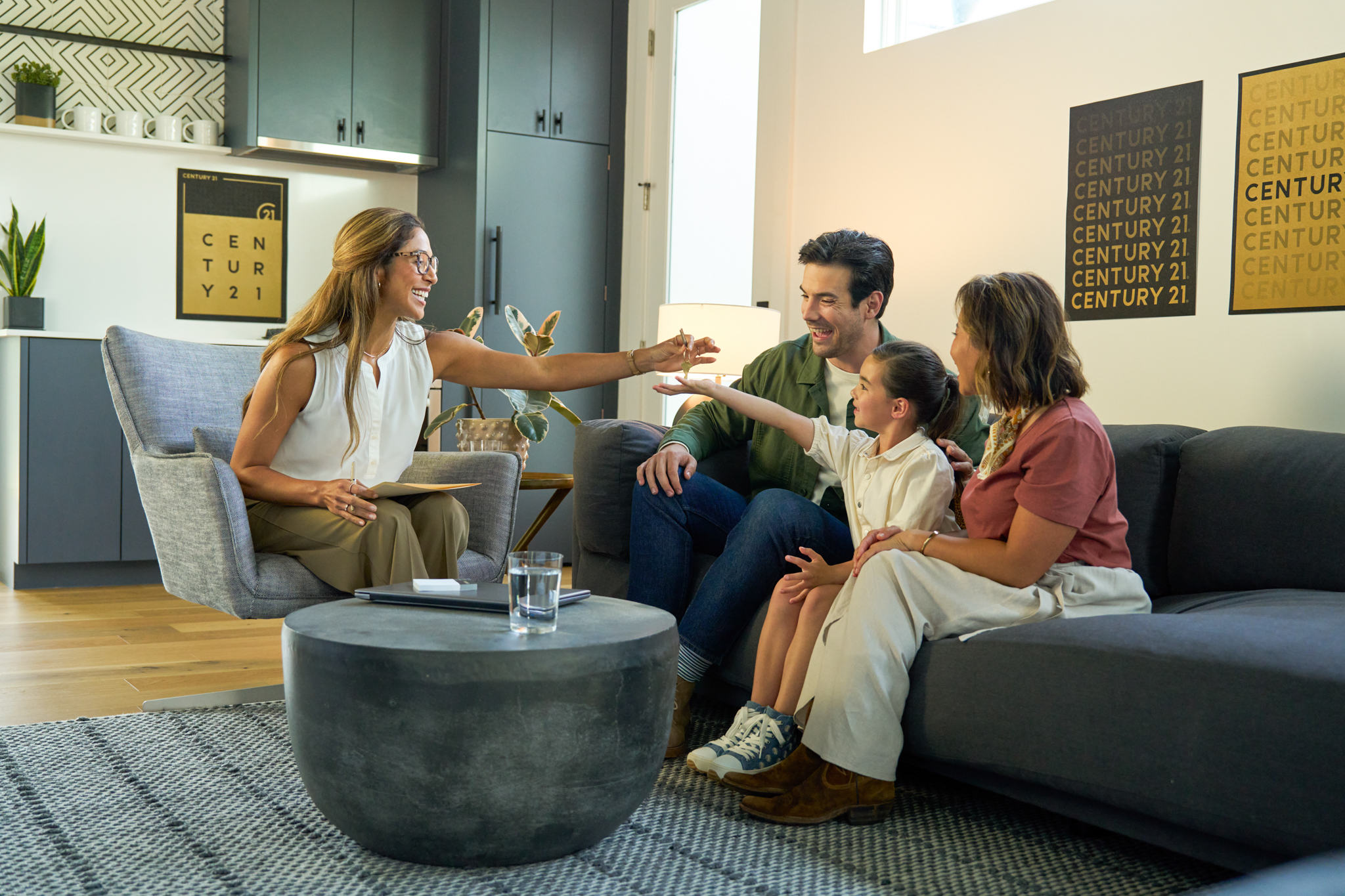 C21_Stills_Interior_Agent&Family_081524